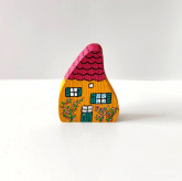 Mini maison orange toit framboise
